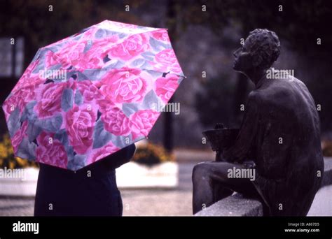 Statue sheltering hi-res stock photography and images - Alamy