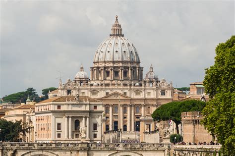 File:Saint Peter's Basilica facade, Rome, Italy.jpg - Wikimedia Commons