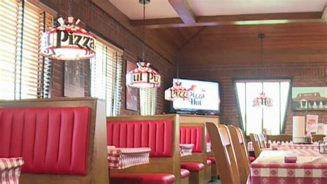 Warren Pizza Hut goes retro with restaurant remodel | WYTV