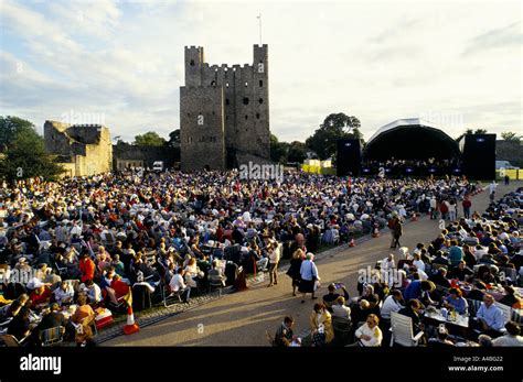 CROWDS GATHER FOR A CLASSICAL CONCERT IN THE GROUNDS OF ROCHESTER Stock ...