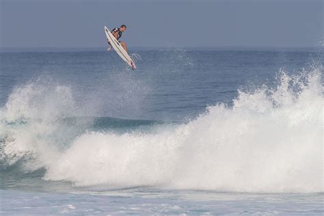 US-HAWAII-SURFING-PIPELINE