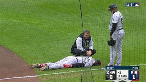 Eloy Jimenez carted off field after suffering ugly-looking hamstring injury