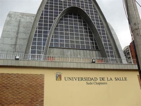 Identidad Universidad de la Salle: Entrada de la Universidad de la Salle sede Chapinero