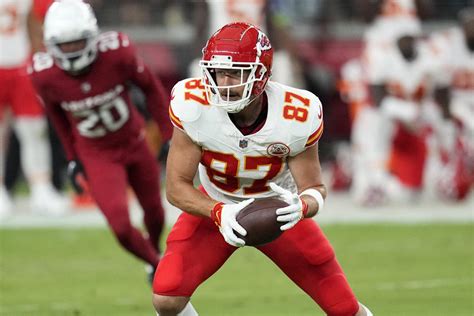 Chiefs list TE Travis Kelce as questionable on the injury report after knee injury - Yahoo Sports