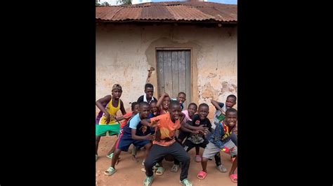 African kids dance to Kala Chashma, viral video wows netizens. Watch ...