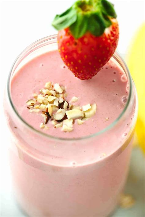 Strawberry Banana Smoothie Recipe with Almond Milk | Jessica Gavin