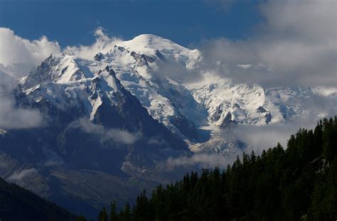 Melting glacier reveals bodies of dead hikers on Mont Blanc - CBS News