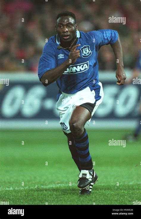 DANIEL AMOKACHI EVERTON FC 06 November 1995 Stock Photo - Alamy