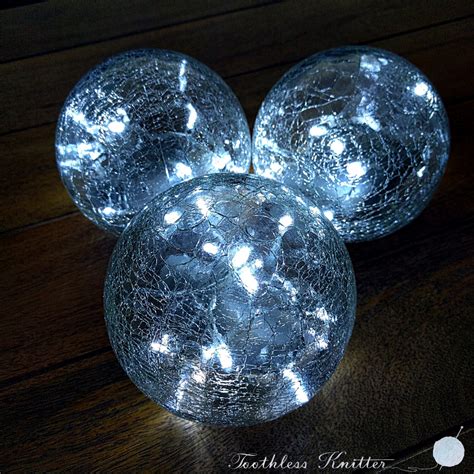 Toothless Knitter: Christmas Decoration - Fairy Lights in Glass Globes