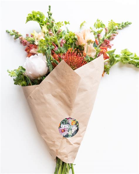 Bouquet Of Flowers Wrapped In Paper - 10 DIY Ways To Wrap A Flower ...