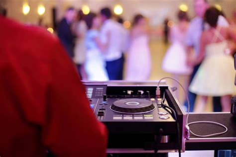 Creating the Ultimate Wedding Reception Playlist