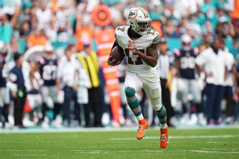 Las Vegas Raiders face Miami Dolphins star WR Jaylen Waddle - Sports Illustrated Las Vegas ...