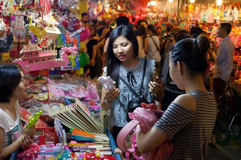 [Photos] Color and Lights: Tet Trung Thu on D5's Lantern Street - Saigoneer