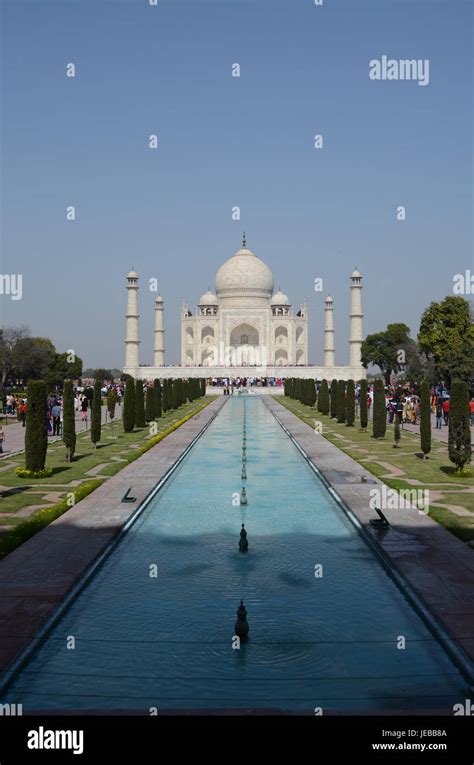 Taj mahal gardens hi-res stock photography and images - Alamy