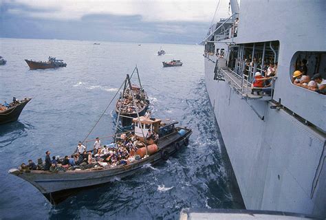 30 Incredible Photographs That Capture Brutal Life of Vietnamese Boat ...