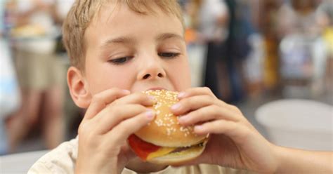 U.S. kids eating more fast food, healthier offerings not helping - CBS News