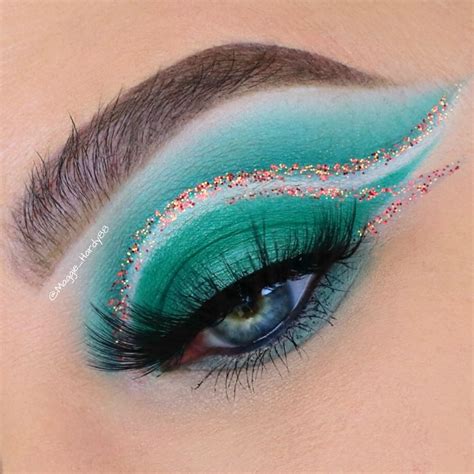 Green Eyeshadow Glitter liner Makeup Trends, Makeup Tips, Makeup Ideas, Glitter Liner, Green ...
