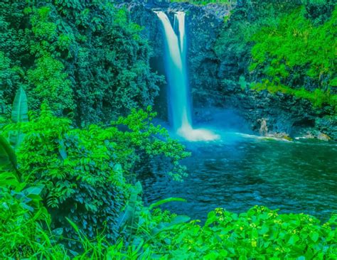 6 Captivating Hawaii Big Island Waterfalls | Insider Families