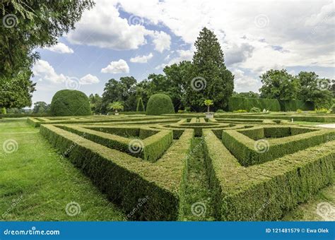 Garden Maze in a Palace Park Editorial Stock Image - Image of architecture, decoration: 121481579