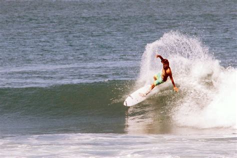 Berdansa di Pantai Kuta Bali Dengan Papan Surf | WisataSiana