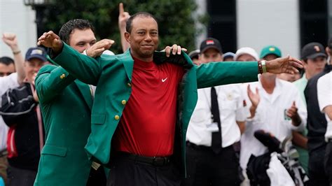 Green jacket, red mock turtleneck: Tiger's new attire a hit with golf fans | CTV News