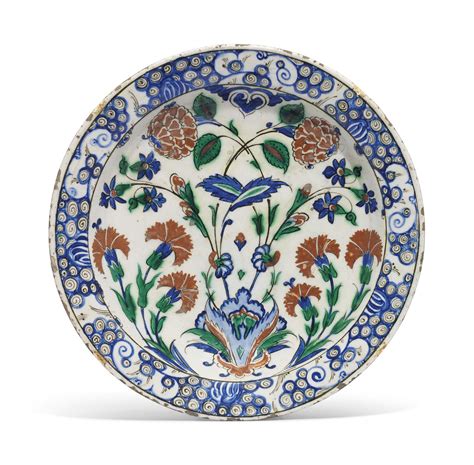 A LARGE IZNIK POTTERY DISH , OTTOMAN TURKEY, CIRCA 1590-1600 | Christie's