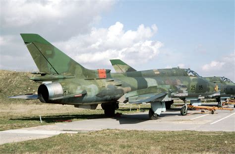 Sukhoï Su-17 (NATO: Fitter) - Fly a jet fighter