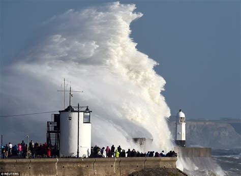 Hurricane Ophelia will batter the UK with 70mph gales | Daily Mail Online