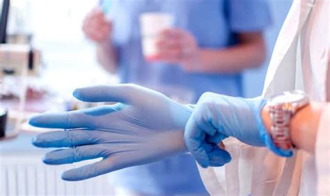 What Size Nitrile Gloves Do I Need? Tips for the Correct Pick