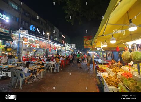 People visit Jalan Alor night market in Kuala Lumpur Malaysia Stock Photo - Alamy