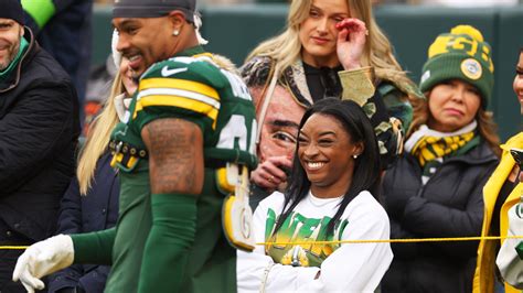 Packers fans offer Simone Biles tips for staying warm in Wisconsin