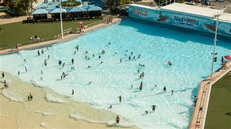 Giant Wave Pool at Wet'n'Wild Gold Coast