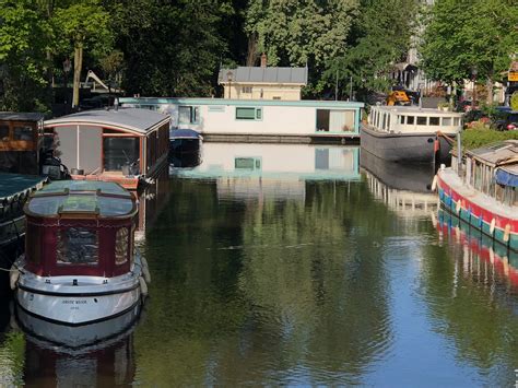 The striking Amsterdam houseboats - AmsterdamYEAH.com