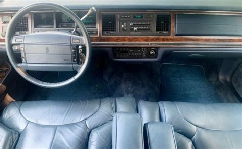 36k Mile Signature Series: 1990 Lincoln Town Car