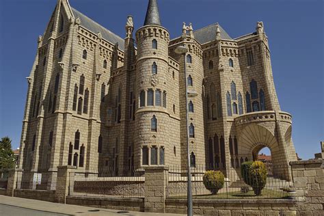 Palacio Episcopal de Astorga (Gaudí) - Astorga | Palacios, Gaudi, Viajeros