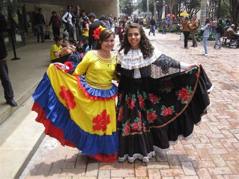 Traditional Colombian dress | Colombian fashion, Traditional outfits ...