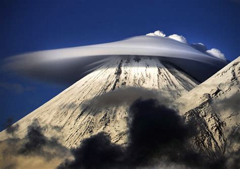 Bizarre Lenticular "UFO" Clouds Appear Over Russian Mountains, Look Other Worldly - TechEBlog