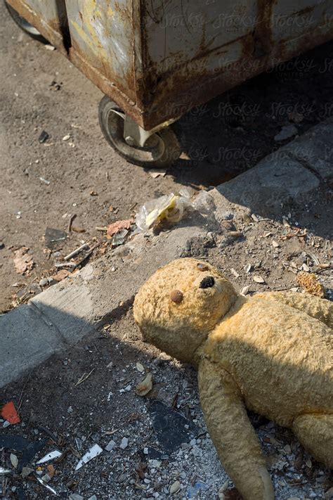 «Broken Teddy Bear Next To A Dumpster» del colaborador de Stocksy ...