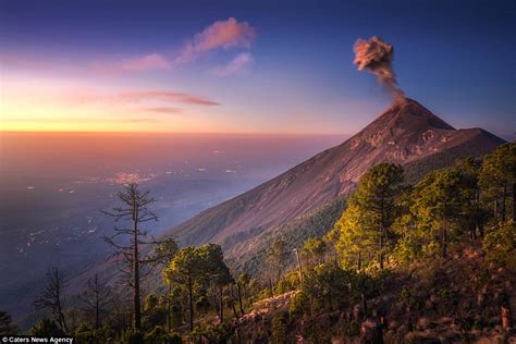 Photographer captures Guatemala volcano erupting | Daily Mail Online