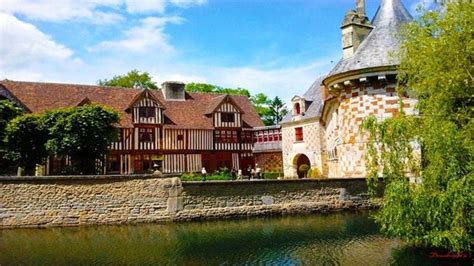 Visit of Normandy castles with our private tour from Caen or Paris