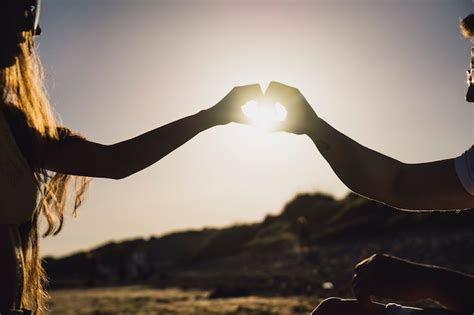 Couple forming heart with hands | Free Photo