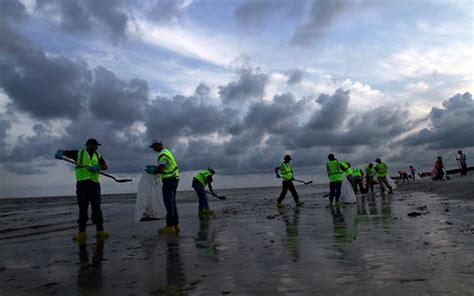 Settlement in Gulf Spill Cleanup Dispute - The New York Times