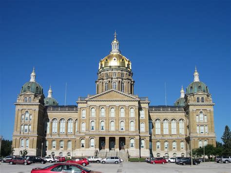 Souvenir Chronicles: DES MOINES, IOWA: STATE CAPITOL BUILDING GROUNDS