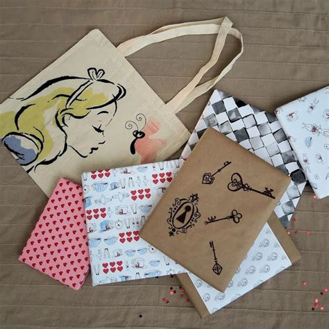 Alice in Wonderland wrapping paper DIY + FREE PRINTABLE ...