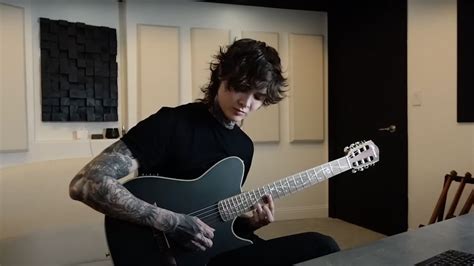 Watch Tim Henson’s flawless unplugged performance of Polyphia’s Playing God - TrendRadars