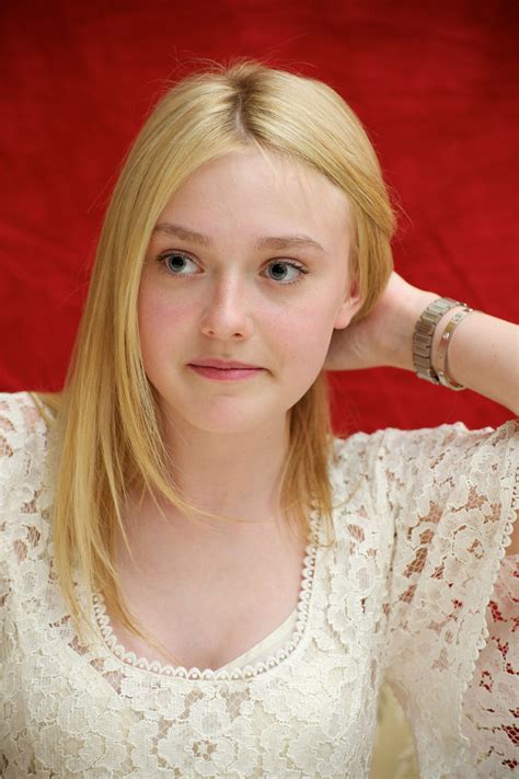 dakota-fanning-twilight-saga-eclipse-press-conference-in-beverly-hills-03 – GotCeleb