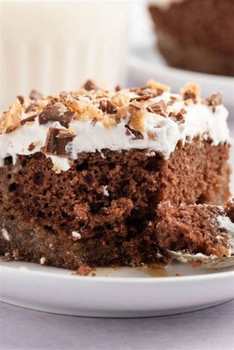 Heath Bar Cake (Easy Dessert Recipe) - Insanely Good