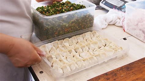 chinese street food - The master of handmade dumplings，handmade ...