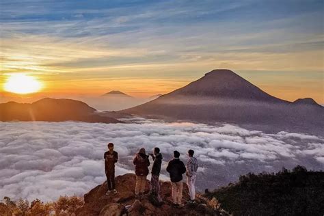 Bukit Sikunir Dieng, Wisata Alam Wonosobo dengan Desa Tertinggi di ...