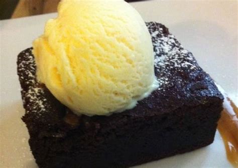 Brownie con helado de vainilla Receta de CarmelaCupcake- Cookpad